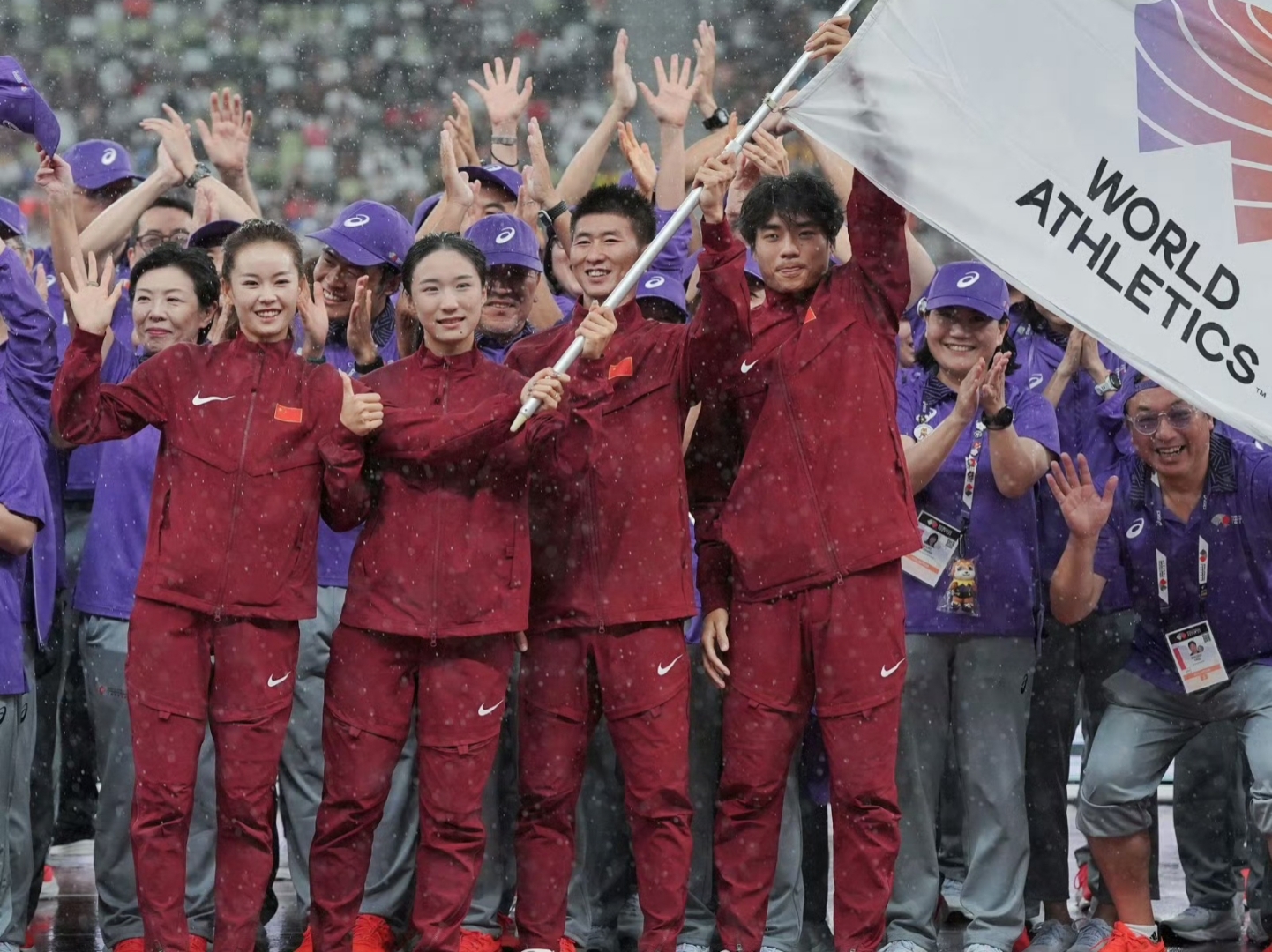 lol下注网站-球队在赛场上努力拼搏，最终取得胜利(这场球赛的胜败关键是队员们的齐心协力)